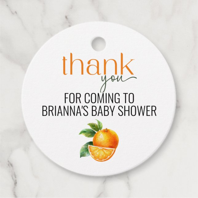 Eine kleine Süsse ist auf dem Weg, um Markierungen Geschenkanhänger (Vorderseite)