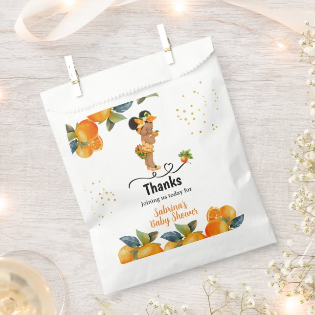 Eine kleine Süsse ist auf ihrem Baby Duschkopf Geschenktütchen (Ausgeschnitten)