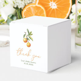 Eine kleine Süsse ist unterwegs mit einer orangefa Geschenkschachtel