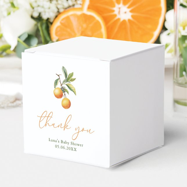 Eine kleine Süsse ist unterwegs mit einer orangefa Geschenkschachtel (Von Creator hochgeladen)