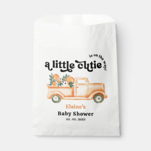 Eine kleine Süsse ist unterwegs mit einer orangefa Geschenktütchen