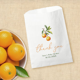 Eine kleine Süsse ist unterwegs mit einer orangefa Geschenktütchen