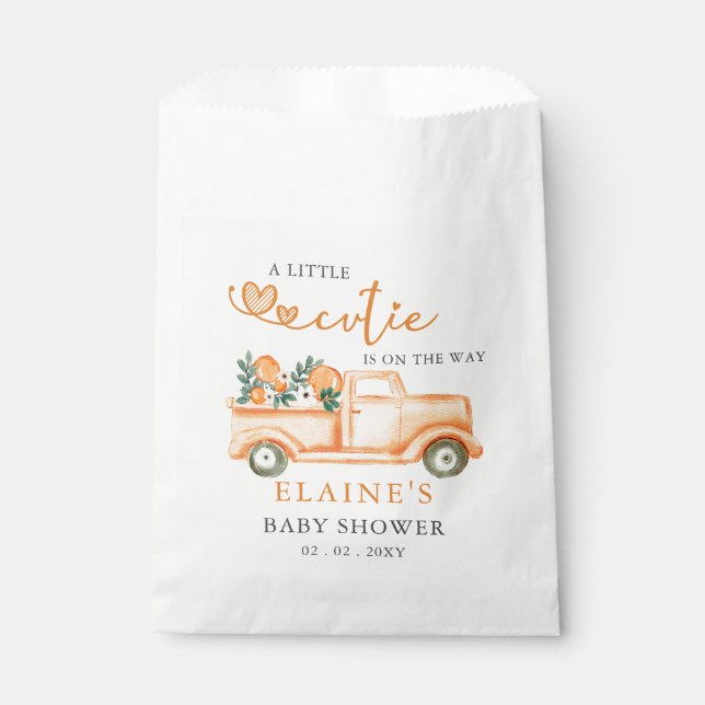 Eine kleine Süsse ist unterwegs mit einer orangefa Geschenktütchen (Vorderseite)