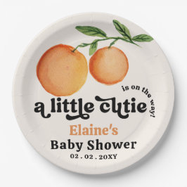 Eine kleine Süsse ist unterwegs mit einer orangefa Pappteller