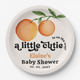 Eine kleine Süsse ist unterwegs mit einer orangefa Pappteller