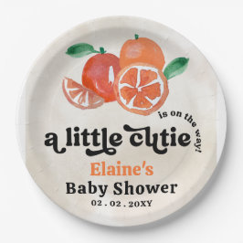 Eine kleine Süsse ist unterwegs mit einer orangefa Pappteller