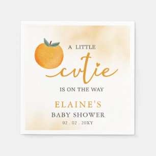 Eine kleine Süsse ist unterwegs mit einer orangefa Serviette