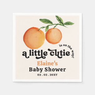 Eine kleine Süsse ist unterwegs mit einer orangefa Serviette