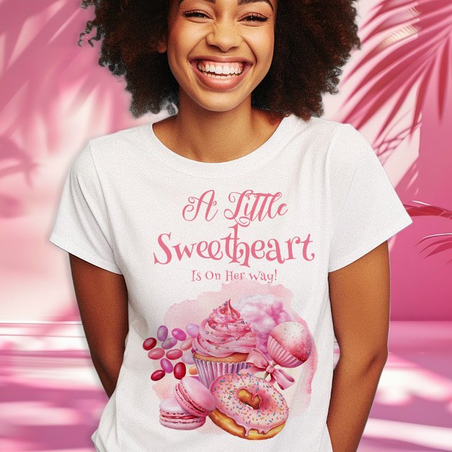 Eine kleine Sweetheart Candy Frame Girl Baby Dusch T-Shirt ("A Little Sweetheart Is On Her Way" Pink Candy and Treats Girl Baby Shower Woman's T-Shirt)