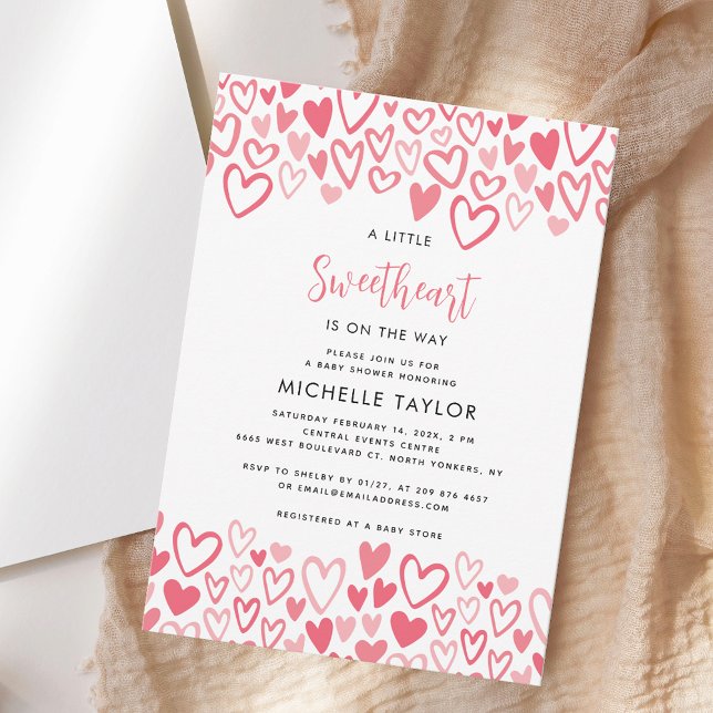 Eine kleine Sweetheart Pink Hearts Script Baby Dus Einladung (Little Sweetheart Pink Hearts Valentines Girl Baby Shower Invitation)