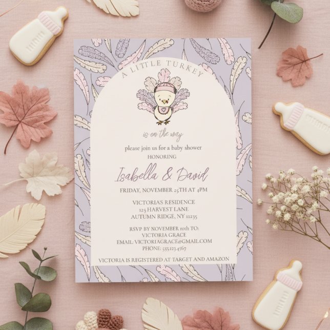 Eine kleine Türkei ist auf dem Weg Autumn Baby Sho Einladung (Little Turkey Thanksgiving Girl Baby Shower. Purple & Pink Little Turkey & Gingham Feathers Pattern)
