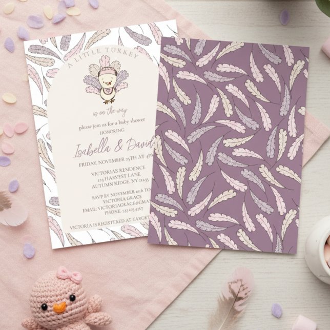 Eine kleine Türkei ist auf dem Weg Autumn Baby Sho Einladung (Little Turkey Thanksgiving Girl Baby Shower. Pink Little Turkey & Purple Gingham Feathers Pattern)