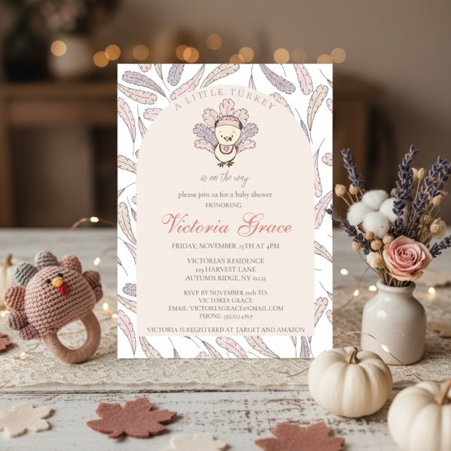 Eine kleine Türkei ist auf dem Weg Autumn Baby Sho Einladung (Cute Fall Baby Shower Little Turkey Invitation for Thanksgiving Baby Girl Shower. Turkey & Feathers)