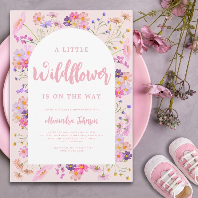 Eine kleine Wildblume Girl Babydusche Einladung (A little wildflower is on the way girl baby shower invitation with pink typography calligraphy )