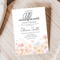 Eine kleine Wildblume ist auf dem Weg zur Babydusc