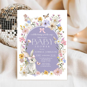 Eine kleine wilde Häschen-Blumen-Babyparty Einladung