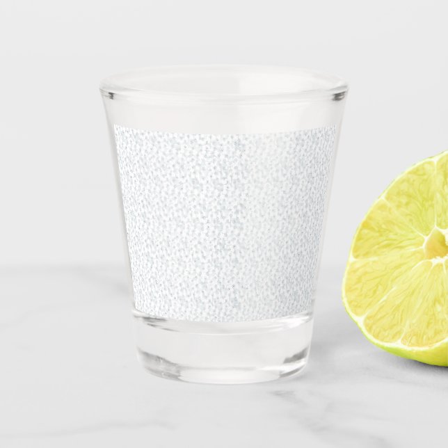 Eine komplett weiße, funkellose Oberfläche füllt d Schnapsglas (Vorderseite)