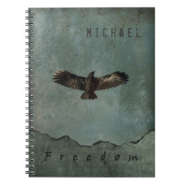 Eine Krähe im Flug auf grünem u. grauem Grundy Notizblock