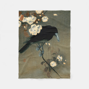 Eine Krähe und Blüten von Ohara Koson Vintage Fleecedecke