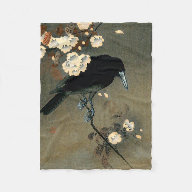 Eine Krähe und eine Blüte durch Ohara Koson Vintag Fleecedecke (Vorderseite)