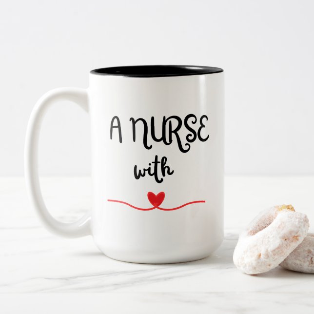 Eine Krankenschwester mit Herz-Tasse Zweifarbige Tasse (Mit Donut)