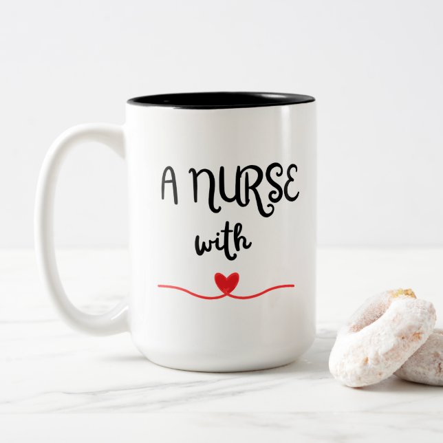 Eine Krankenschwester mit Herz-Tasse Zweifarbige Tasse (Mit Donut)