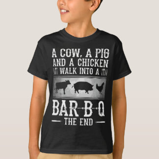 Eine Kuh, ein Schwein und ein Huhn gehen in ein Ba T-Shirt