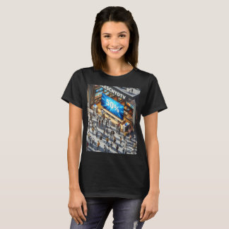 eine Ladenfront mit einem großen Schild, auf dem 5 T-Shirt