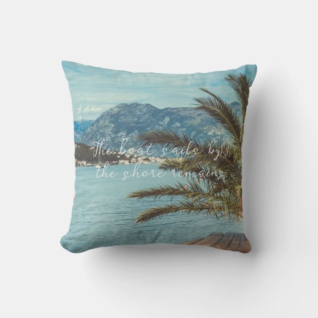 Eine Landschaft mit Bergen und Palmen Kissen (Vorderseite)