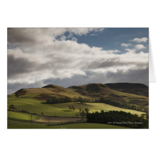 Eine Landschaft mit Hügeln und Wolken