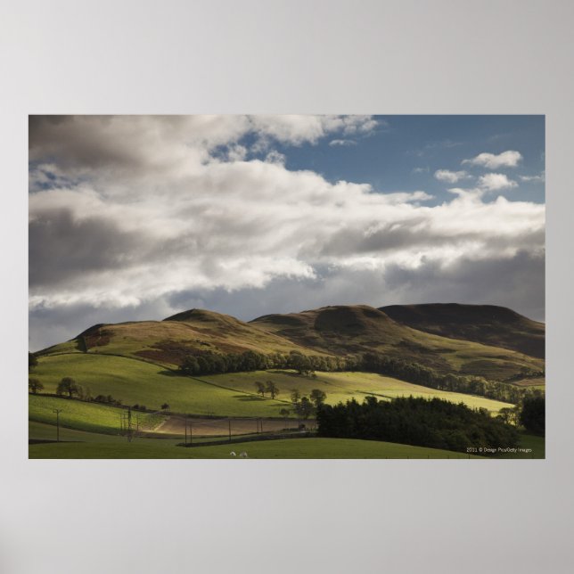 Eine Landschaft mit Hügeln und Wolken Poster (Vorne)