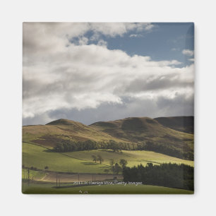 Eine Landschaft mit Rolling Hills und Wolken Magnet