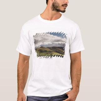 Eine Landschaft mit Rolling Hills und Wolken T-Shirt