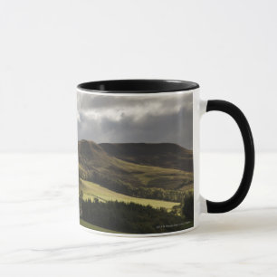Eine Landschaft mit Rolling Hills und Wolken Tasse