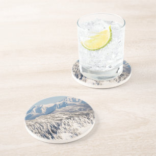 Eine landschaftliche Ansicht von Snowybergen und Getränkeuntersetzer