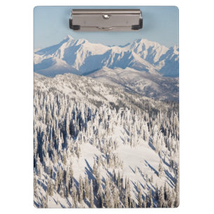 Eine landschaftliche Ansicht von Snowybergen und Klemmbrett