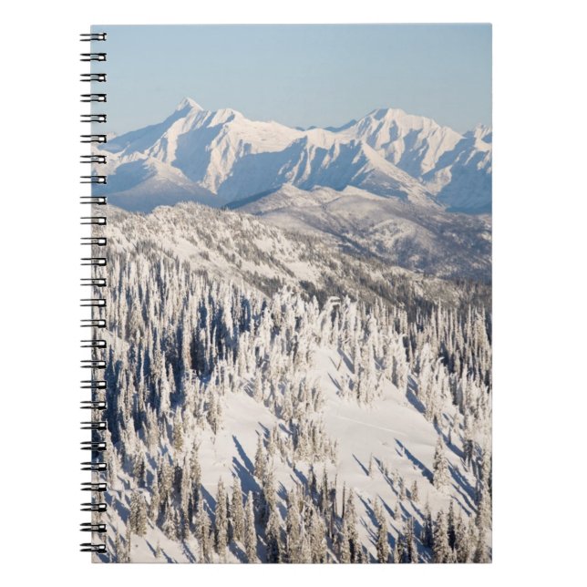 Eine landschaftliche Ansicht von Snowybergen und Notizblock (Vorderseite)