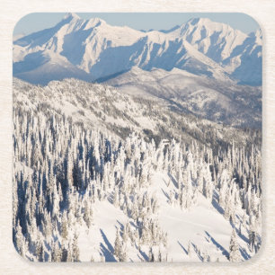 Eine landschaftliche Ansicht von Snowybergen und Rechteckiger Pappuntersetzer