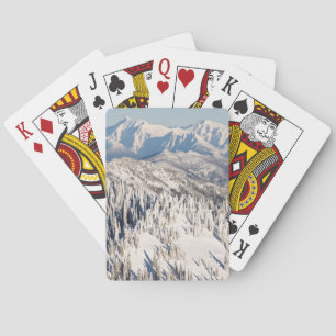 Eine landschaftliche Ansicht von Snowybergen und Spielkarten