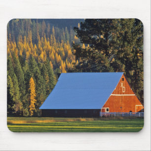 Eine landwirtschaftlich genutzte rote Scheune, erb Mousepad