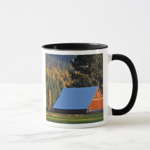 Eine landwirtschaftlich genutzte rote Scheune, erb Tasse
