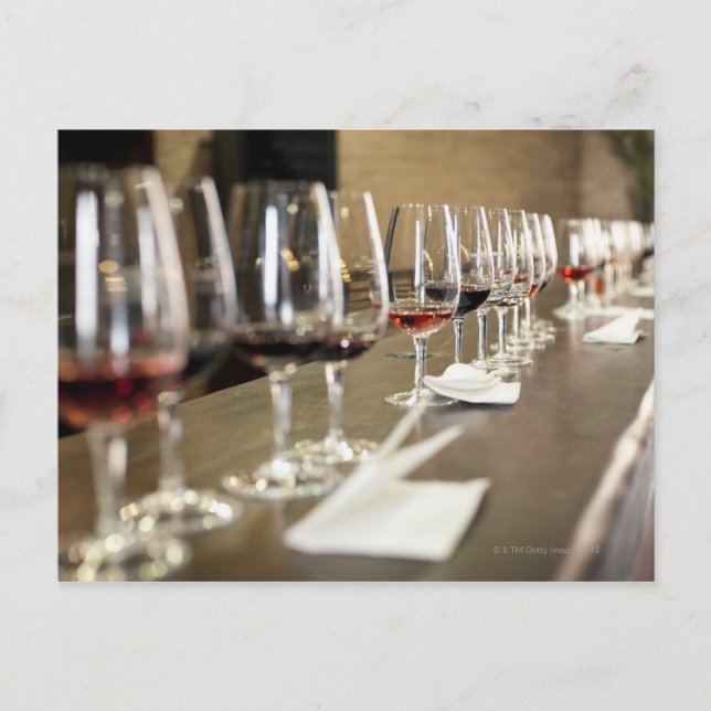 Eine lange Reihe der Weingläser gründete so ein Postkarte (Vorderseite)
