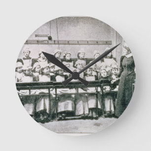 Eine Lektion in der Hauswirtschaftslehre (b&w Runde Wanduhr