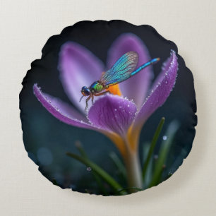 Eine Libelle auf einer Krokusblüte Rundes Kissen