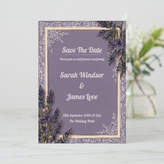 Eine Liebe in Bloom Lavender Wedding Einladung (Stehend Vorderseite)