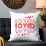 Eine Liebe Lehrer Rosa Moderner Personalisierter N Kissen<br><div class="desc">Eine Liebe Lehrer Pink Moderne Personalisierte Name Kissen Kissen Kissen Kissen enthält den Text "ein geliebter Lehrer" in modernen rosa Drehbuch Typografie mit Liebe Herzen und personalisiert mit Ihrem individuelle Name. Perfekt für Ihren Lieblingslehrer für Lehrerbewertungen,  Geburtstag,  Weihnachten,  Feiertage und mehr. Von Evco Studio entworfen www.zazzle.com/store/evcostudio</div>