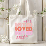 Eine Liebe Lehrer Rosa Moderner Personalisierter N Tragetasche<br><div class="desc">Eine Liebe Lehrer Pink Moderner Personalisierter Name zeigt den Text "One Lieblingslehrer" in modernen rosa Schrift Typografie mit Liebe Herzen und personalisiert mit Ihrem individuelle Name. Perfekt für Ihren Lieblingslehrer für Lehrerbewertungen,  Geburtstag,  Weihnachten,  Feiertage und mehr. Von Evco Studio entworfen www.zazzle.com/store/evcostudio</div>