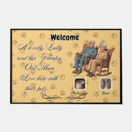 Eine liebliche Dame und ein grauenhafter alter Man Fußmatte