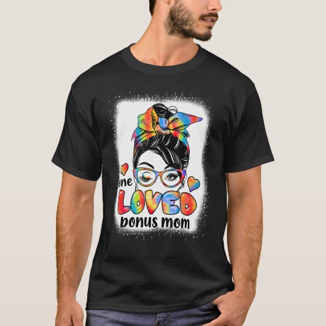 Eine liebte Bonus Mama Gefärbte Krawatte Messy Bun T-Shirt (Vorderseite)