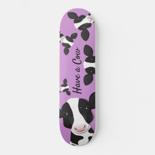 eine Lila Schwarz-weiße Tierdarstellung bei der Ku Skateboard